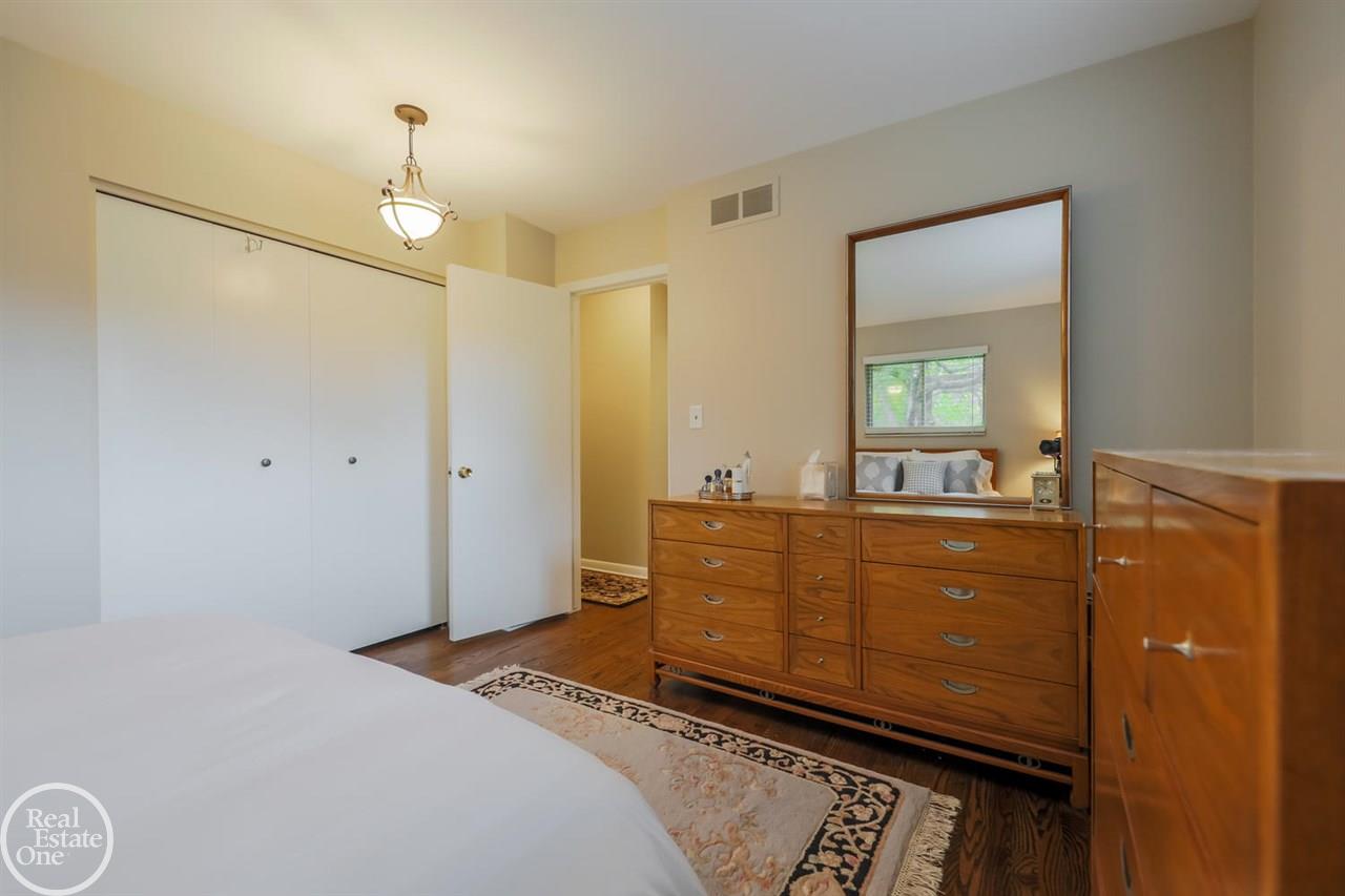 5517 Commerce Road West Bloomfield, MI 48324 - Photo 16 of 33 31363233-15.JPG