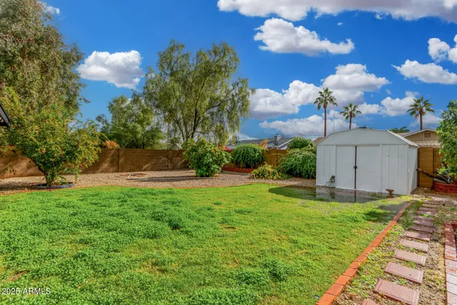 a view of a house with backyard
