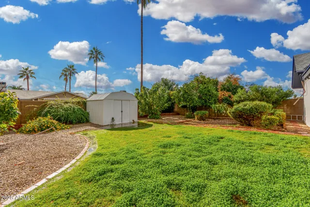 a view of a house with backyard