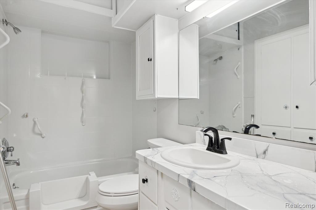1932 Henbert Road West Bloomfield, MI 48324 - Photo 18 of 46