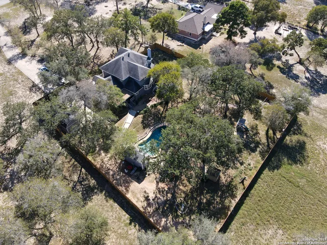 $449,000 | 325 Eagle Ridge Drive, Floresville, TX 78114