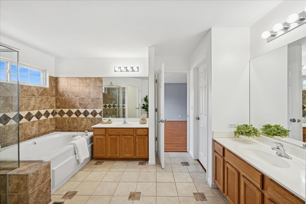 1480 Tudor Drive Mundelein, IL 60060 - Photo 15 of 29 a large bathroom with a tub a sink and mirror