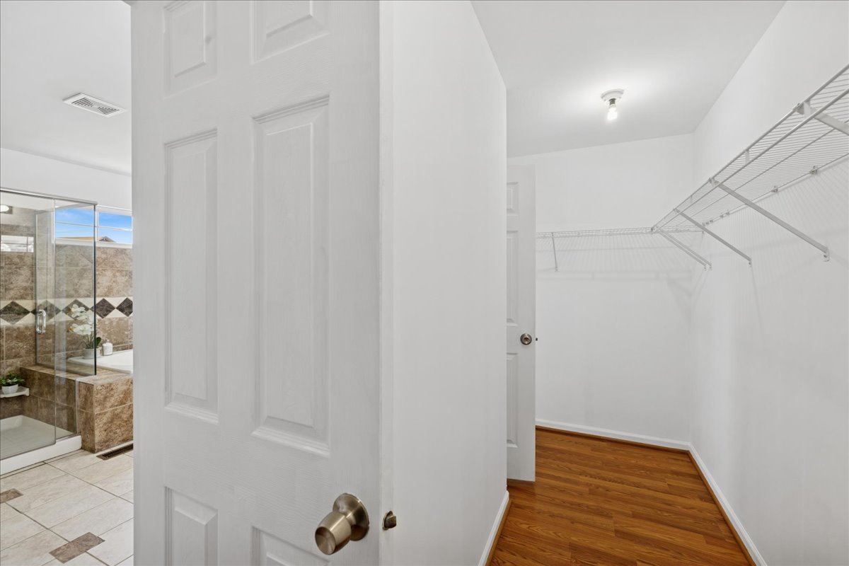 1480 Tudor Drive Mundelein, IL 60060 - Photo 16 of 29 a view of a hallway