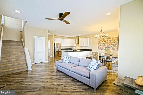 a view of washer and dryer in a room