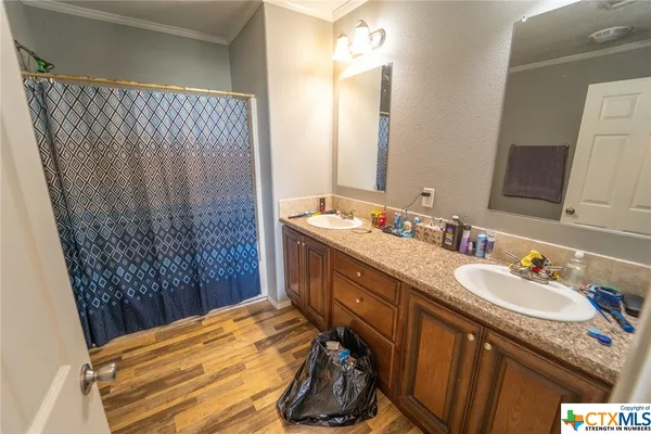 a en suite bathroom with a double vanity sink and a mirror