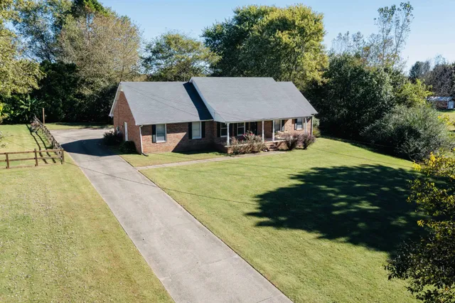 a view of a house with backyard and garden