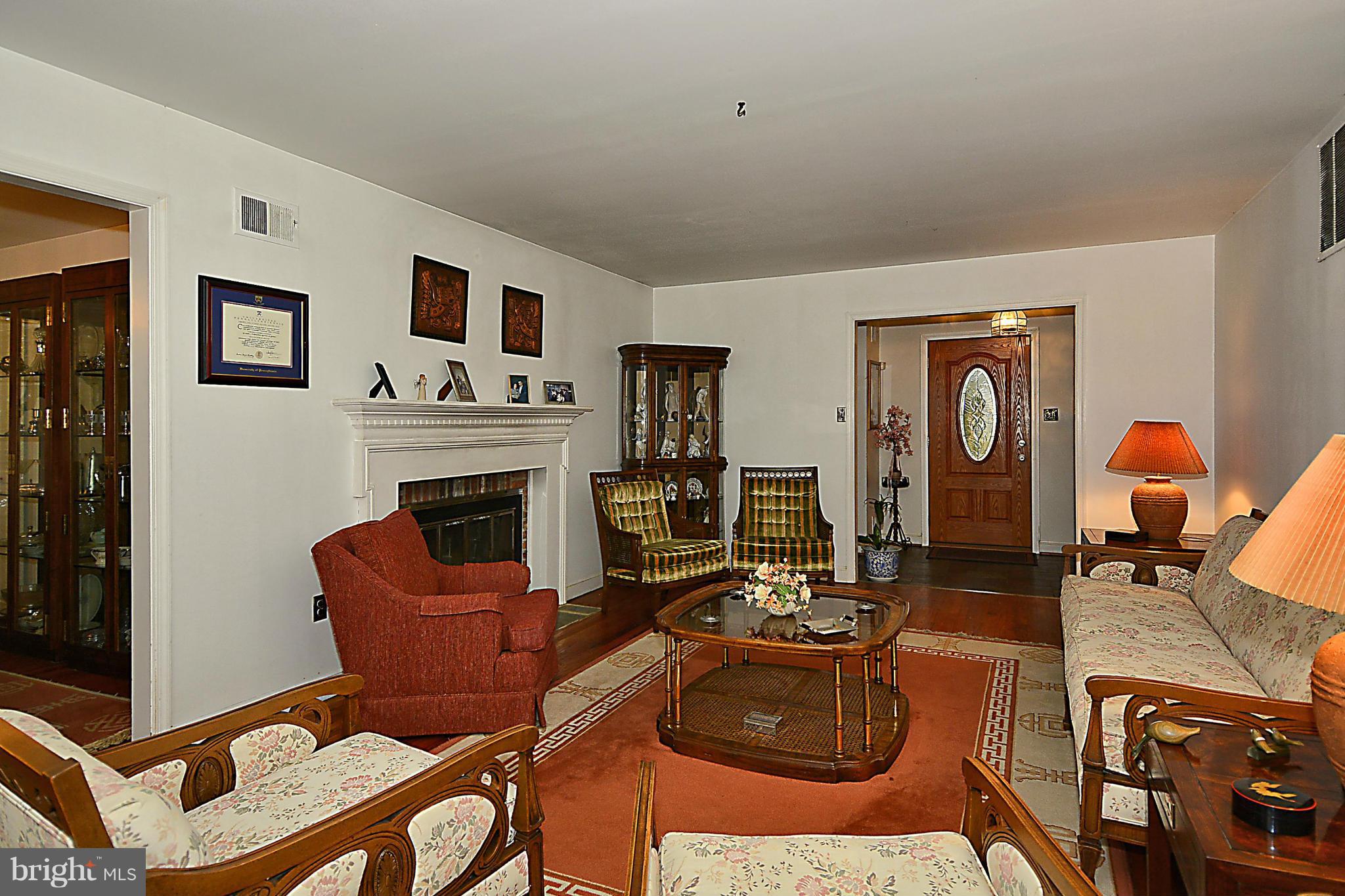 9102 Seven Locks Road Bethesda, MD 20817 - Photo 4 of 28 Living Room