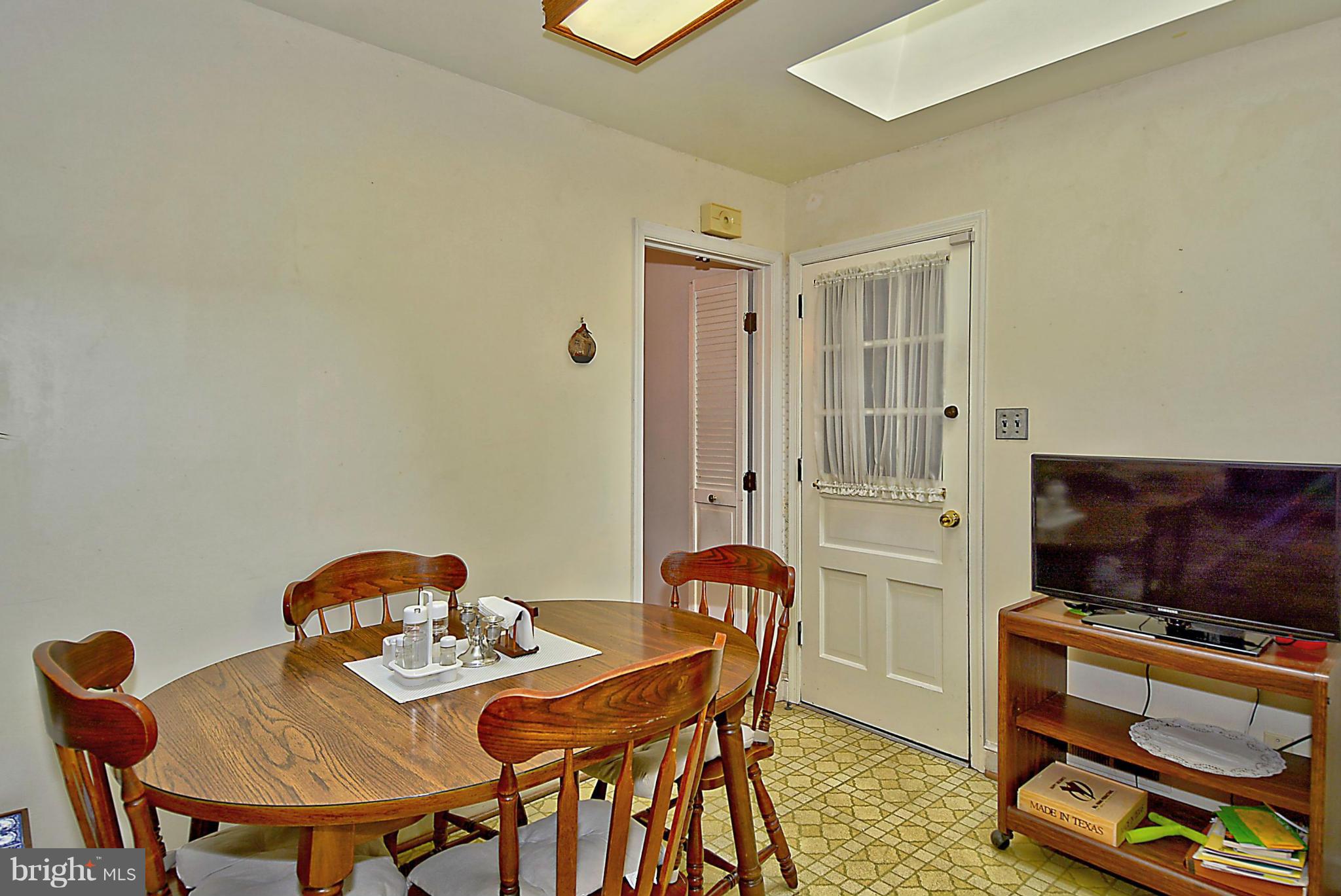 9102 Seven Locks Road Bethesda, MD 20817 - Photo 7 of 28 Breakfast area
