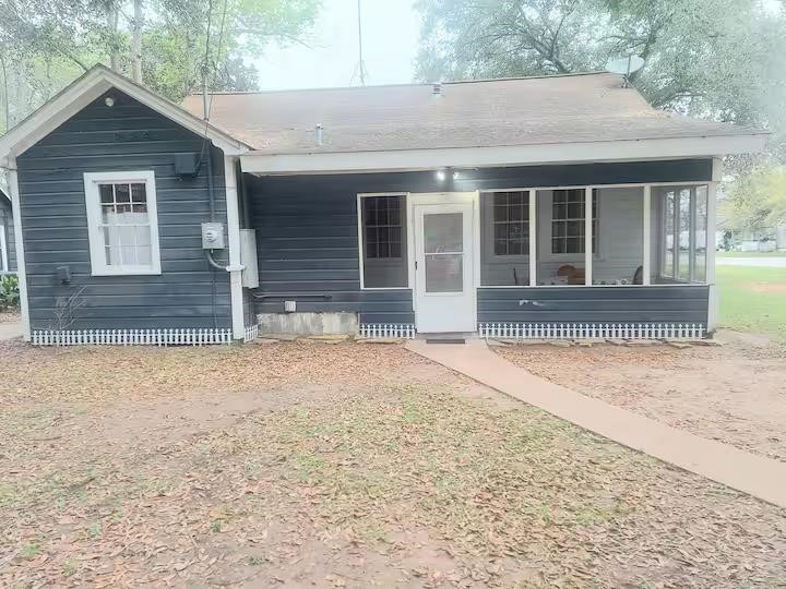2824 5th Street Bay City, TX 77414 - Photo 2 of 17 front view of a house