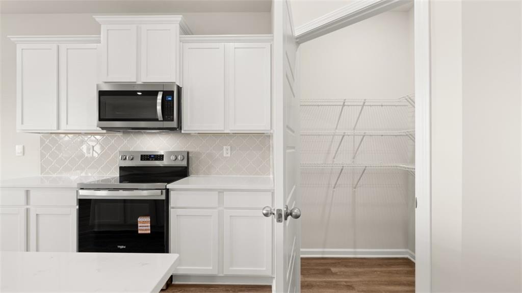 214 Cattle Drive Perry, GA 31069 - Photo 12 of 39 a kitchen with a microwave and a stove