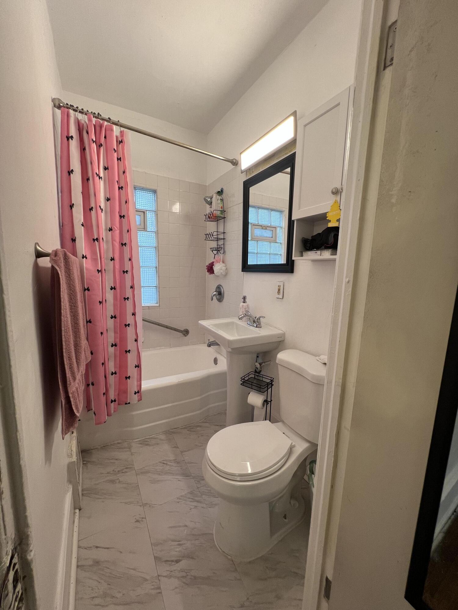 3214 North 11th Street Milwaukee, WI 53206 - Photo 6 of 12 Bathroom