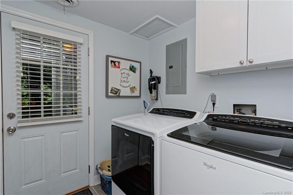 7407 Watercrest Road Charlotte, NC 28210 - Photo 30 of 42 a kitchen with a stove and a microwave