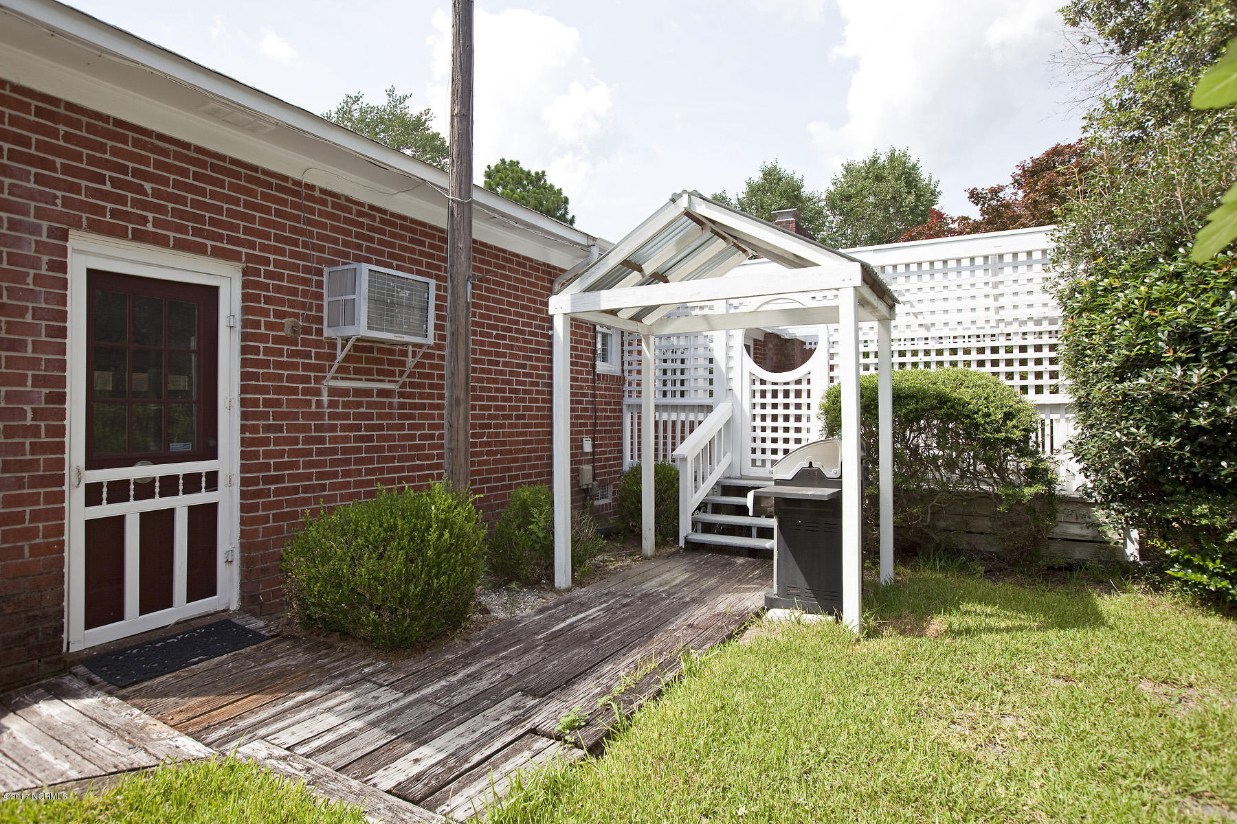 658 Windemere Road Wilmington, NC 28405 - Photo 37 of 40 windemere 658 17back pamg_6616
