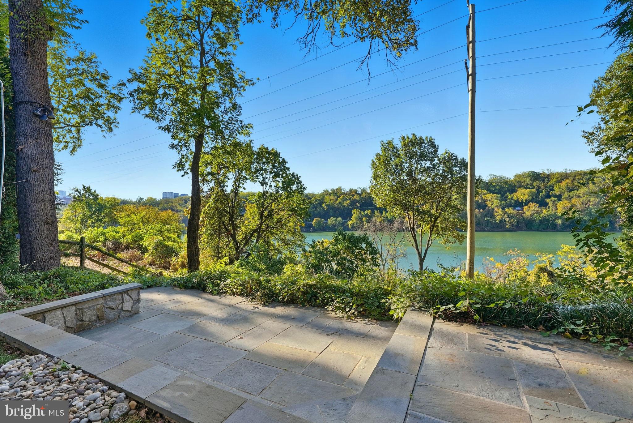 a view of a back yard