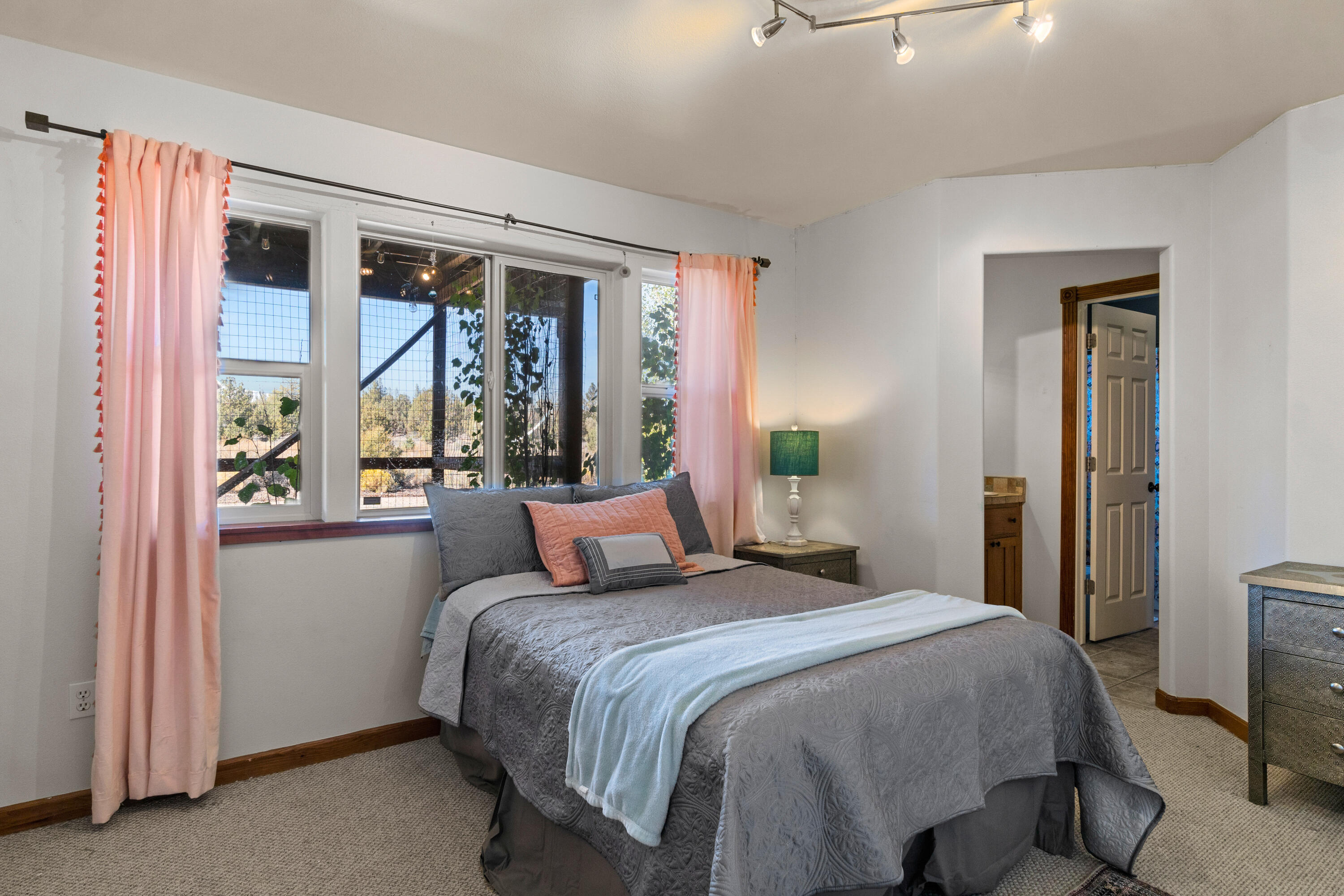67395 Fryrear Road Bend, OR 97703 - Photo 39 of 71 40. Guest room 1
