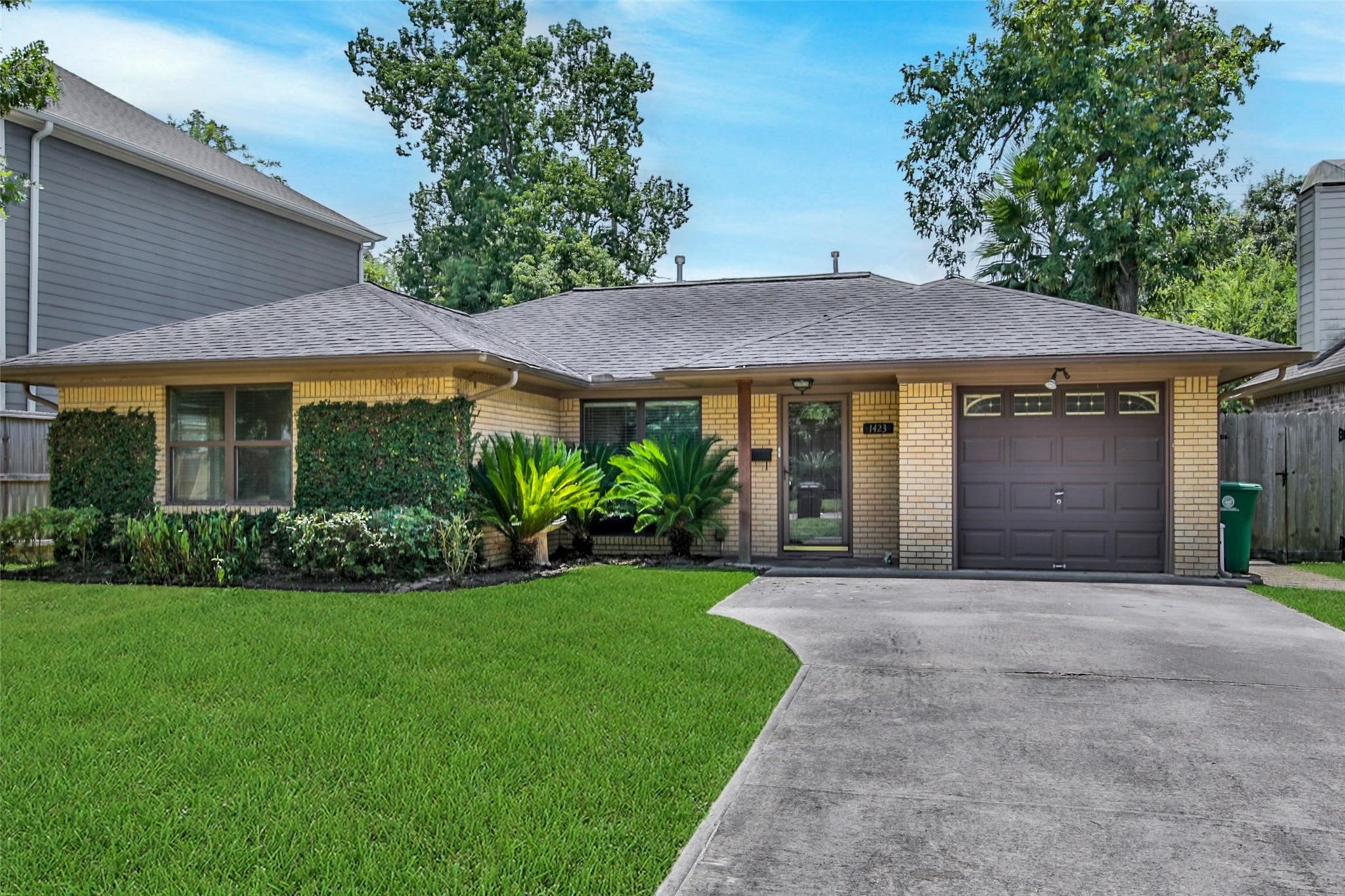 1423 Thornton Road Houston, TX 77018 - Photo 1 of 10 Gallery Image 1