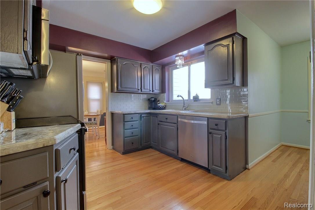 1990 Littlestone Road Grosse Pointe, MI 48236 - Photo 9 of 32 Kitchen.jpg