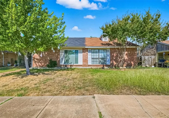 a view of a house with a backyard