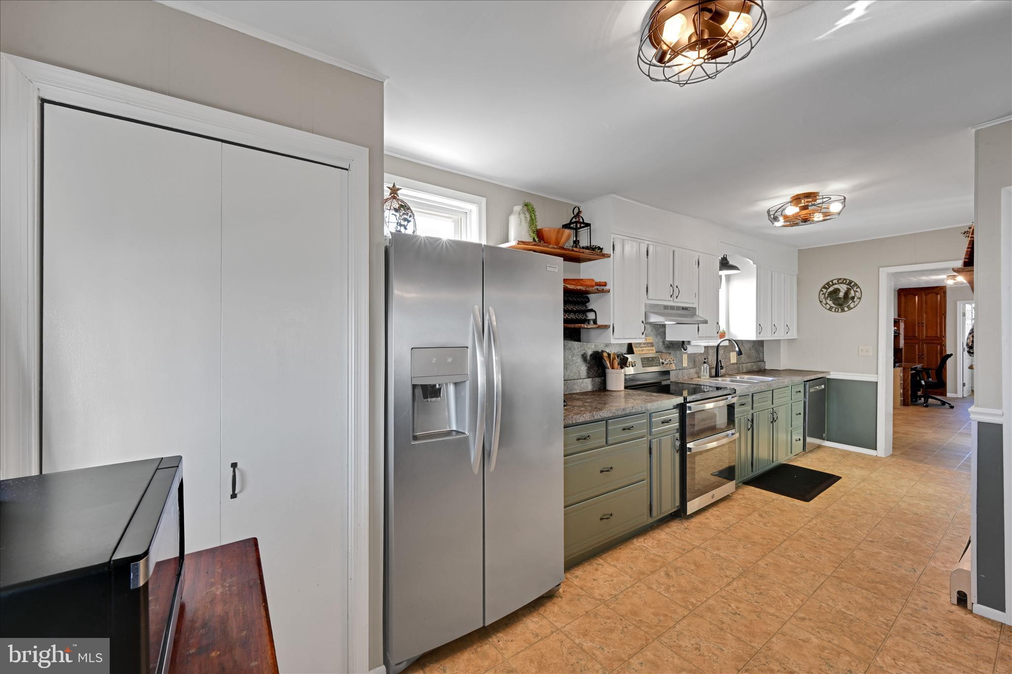 204 Reistville Road Myerstown, PA 17067 - Photo 22 of 55 a kitchen with stainless steel appliances granite countertop a refrigerator and a stove top oven