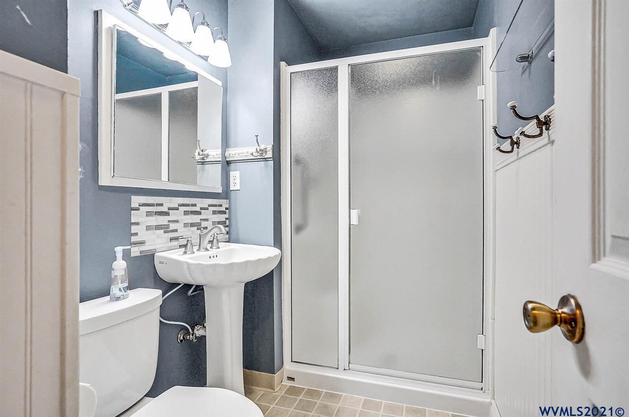 156 Northwest Reed Lane Dallas, OR 97338 - Photo 18 of 39 a bathroom with a sink toilet and shower