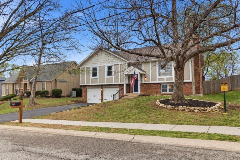 10210 Rosehill Road Lenexa, KS 66215 - Photo 2 of 10