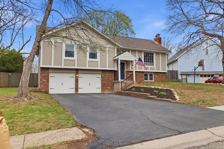 10210 Rosehill Road Lenexa, KS 66215 - Photo 3 of 10