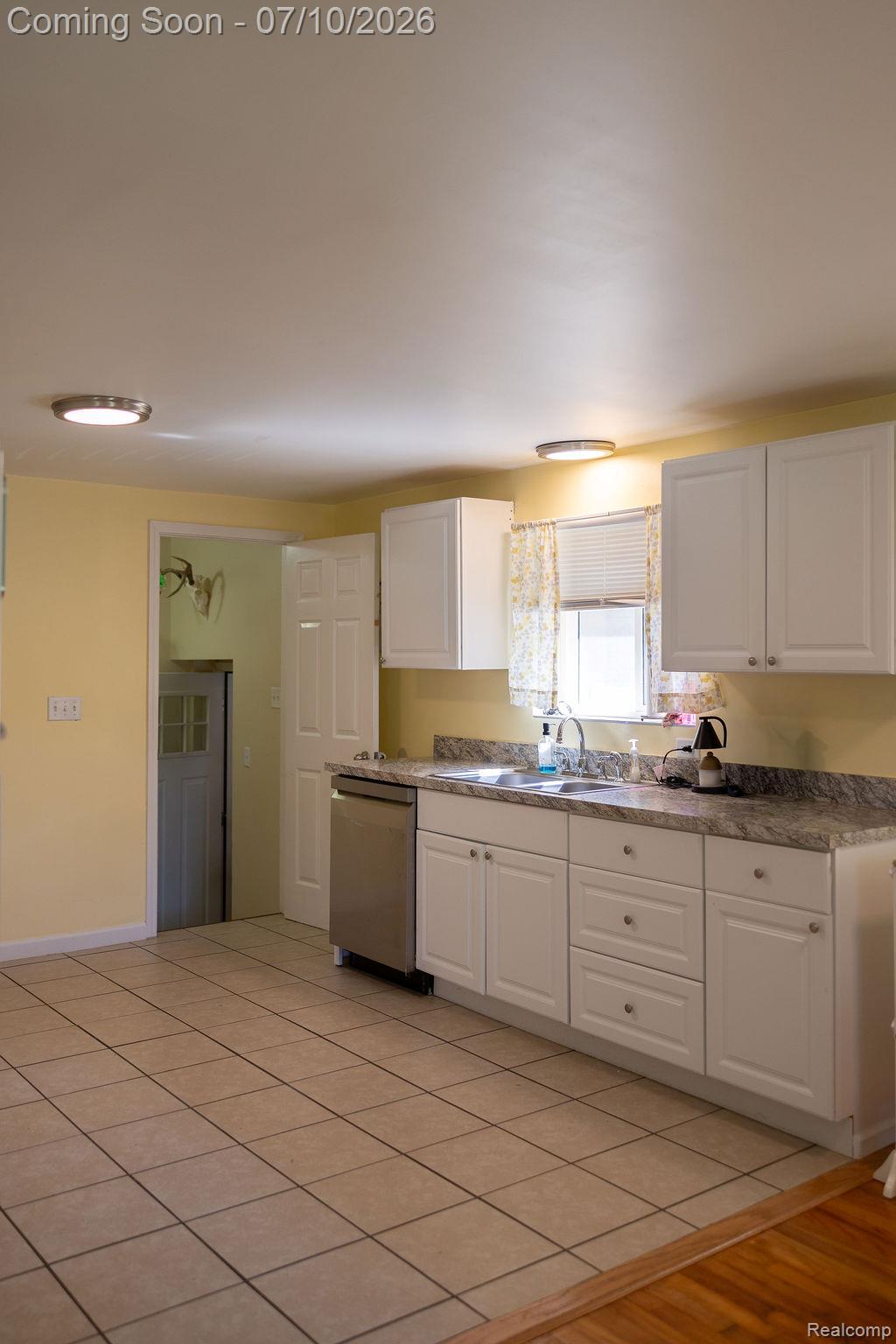 5052 Beecher Road Flint, MI 48532 - Photo 5 of 28 Kitchen