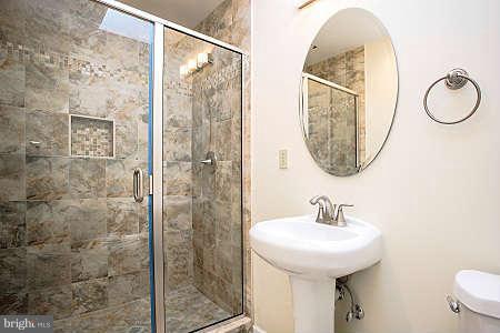 12350 Hunters Grove Road Manassas, VA 20112 - Photo 8 of 29 Bath
