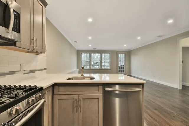 $3,350 | 115 Watchung Avenue, Unit 1, Montclair, NJ 07043