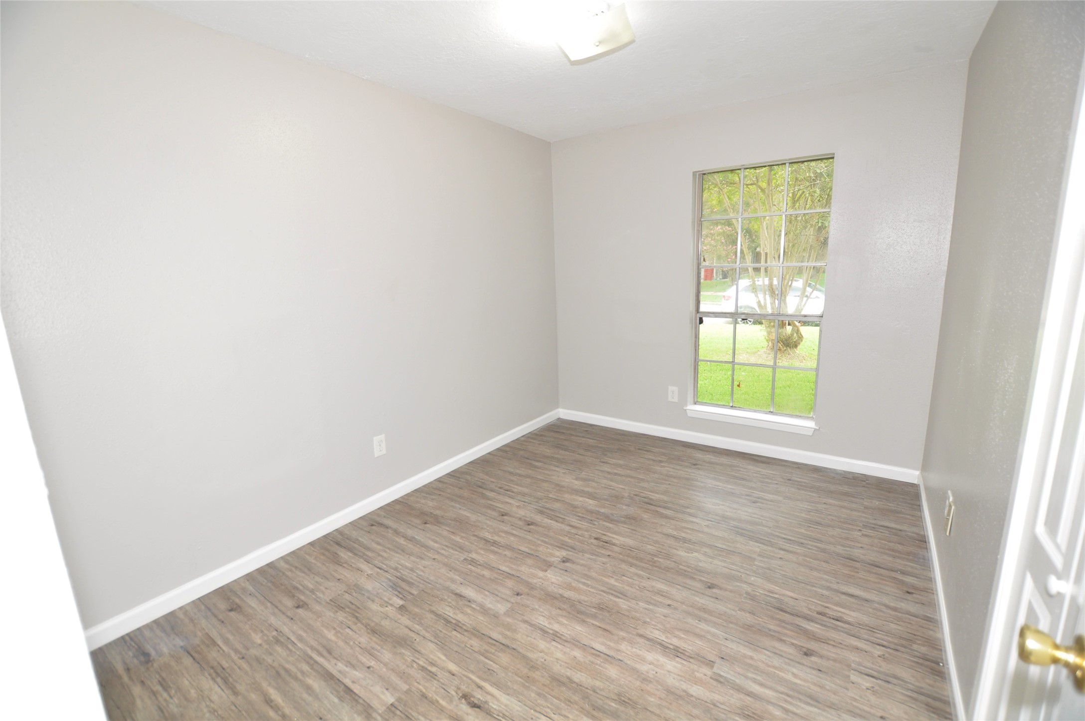 5446 Quail Tree Lane Humble, TX 77346 - Photo 8 of 12 an empty room with a window