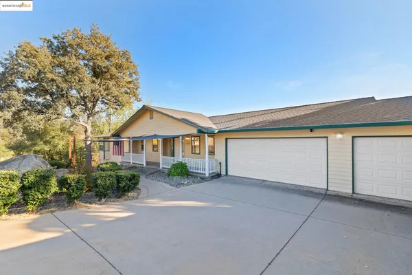 a view of a house with a yard and garage