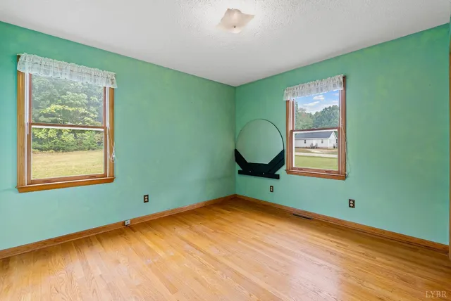 a view of empty room with window