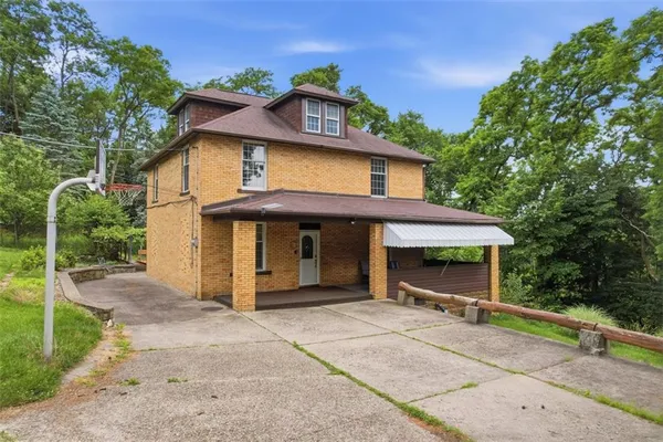 a view of a house with a yard