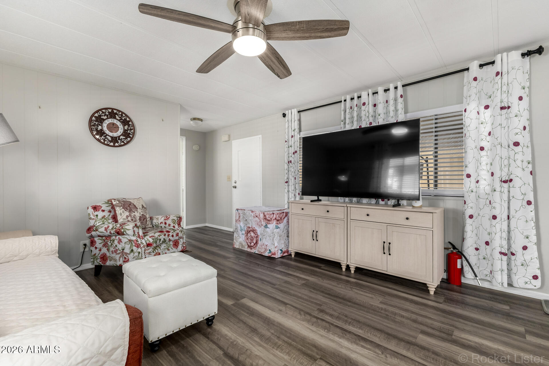 303 South Recker Road, Unit 81 Mesa, AZ 85206 - Photo 7 of 31 Living Room
