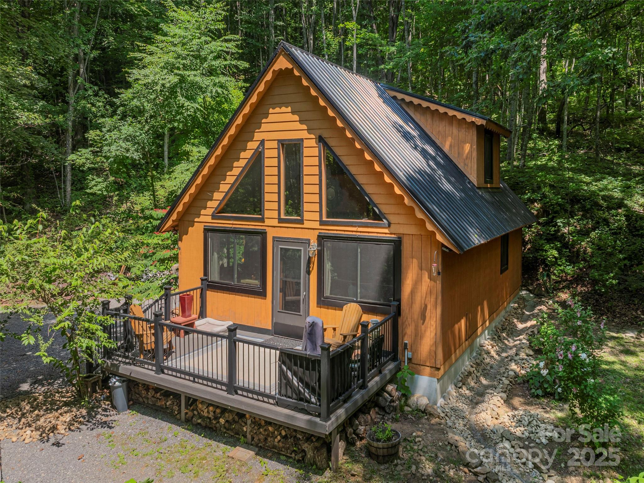 a view of a house with backyard
