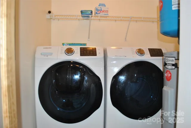 a close up view of a washer and dryer