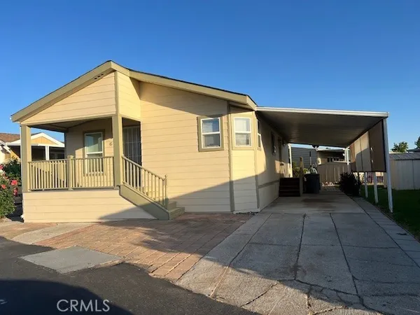 a view of a house with backyard