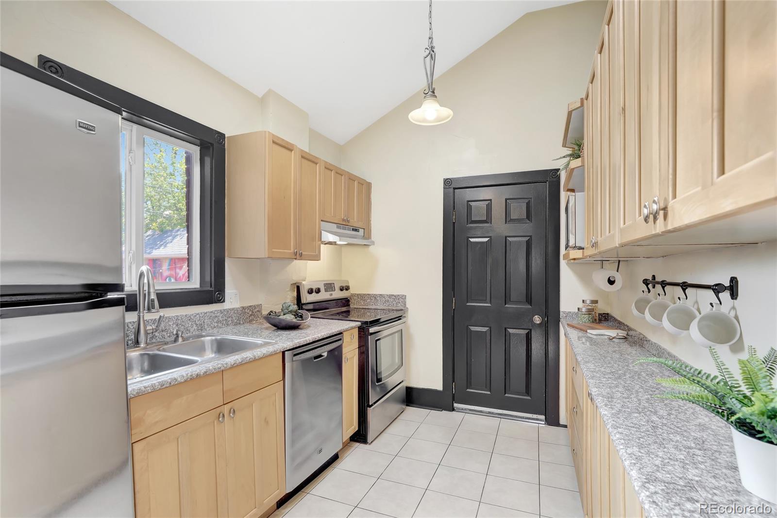 457 Fox Street Denver, CO 80204 - Photo 8 of 33