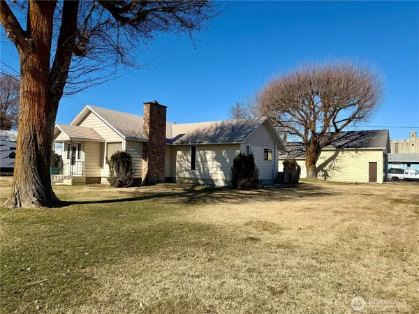 a view of a house with a yard