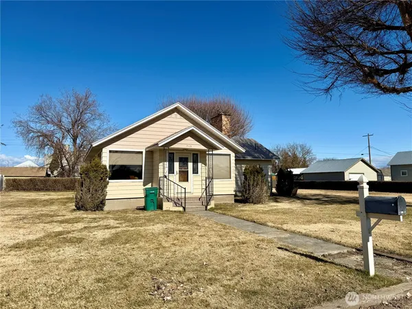 a view of a house with a yard