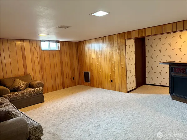 a view of livingroom with furniture and entryway