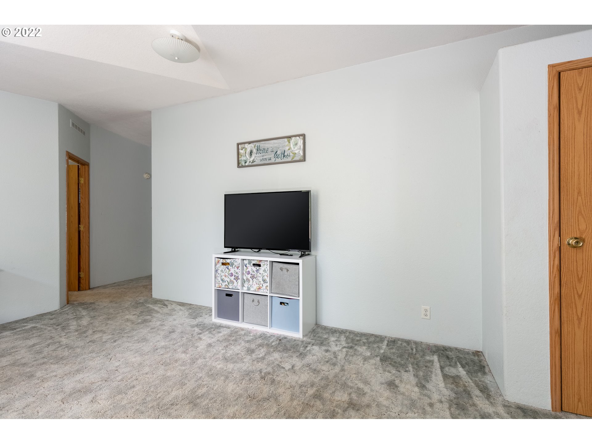 71 Brooks Road Carson, WA 98610 - Photo 3 of 20 Living Room