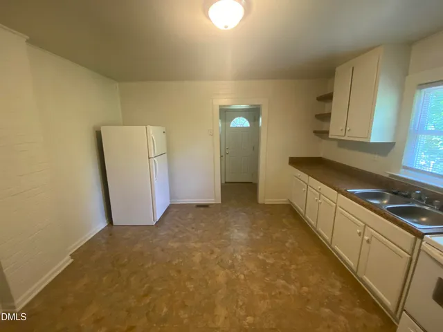 a view of empty room with a ceiling fan