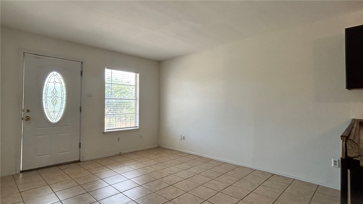 1004 Austin Street, Unit 9 Portland, TX 78374 - Photo 11 of 22 Spacious living room area