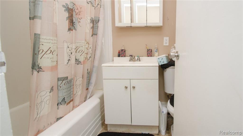 13635 Hendricks Avenue Warren, MI 48089 - Photo 15 of 18 16.jpg