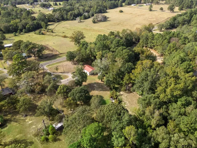 a view of a yard with a house
