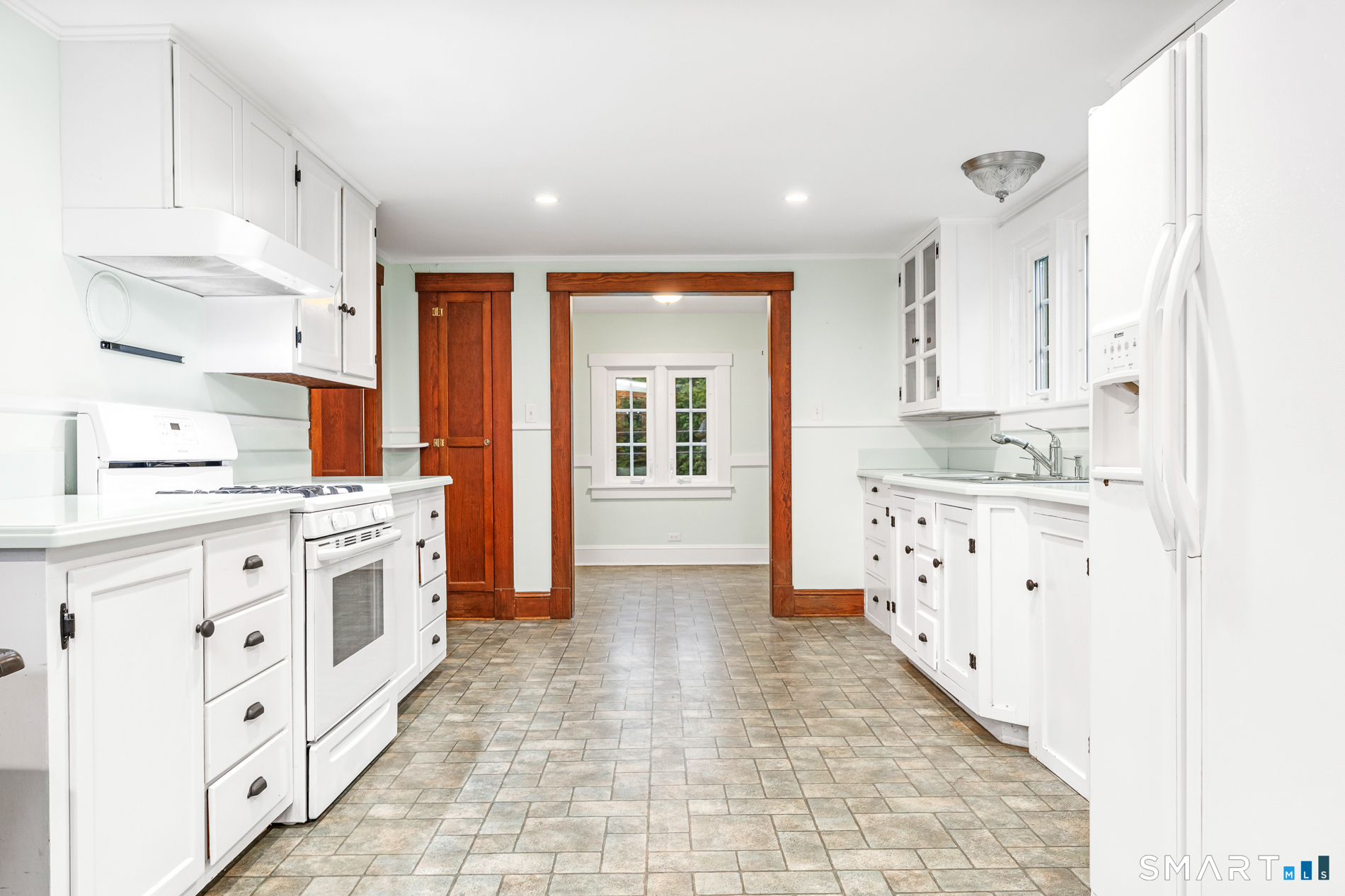 587 Taugwonk Road Stonington, CT 06378 - Photo 7 of 40 Gallery Image 7