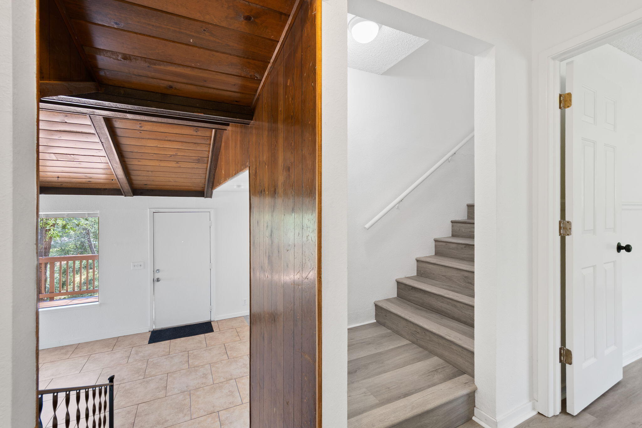 8741 Prospectors Road Redding, CA 96001 - Photo 17 of 60 Stairway