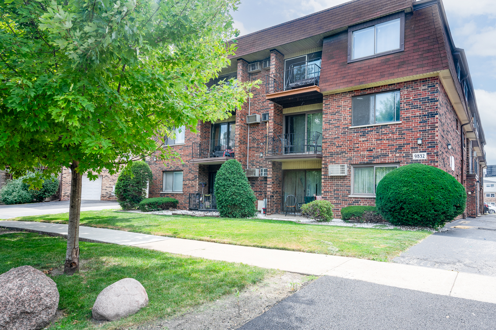 9832 Nottingham Avenue, Unit 5 Chicago Ridge, IL 60415 - Photo 1 of 11 Gallery Image 1