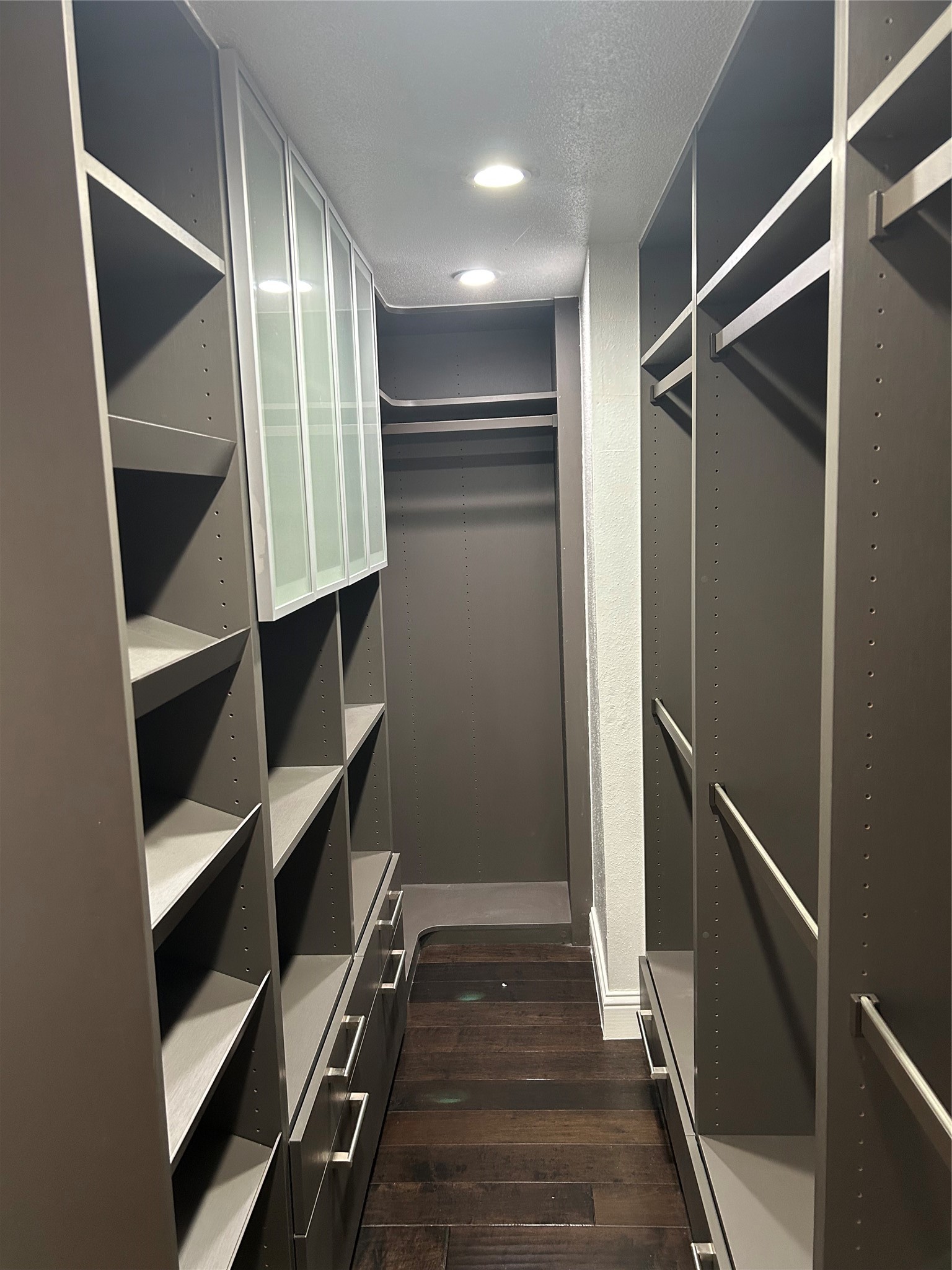 840 Threadneedle Street, Unit 220 Houston, TX 77079 - Photo 12 of 20 Primary bedroom features a spacious walk-in closet and ample storage.